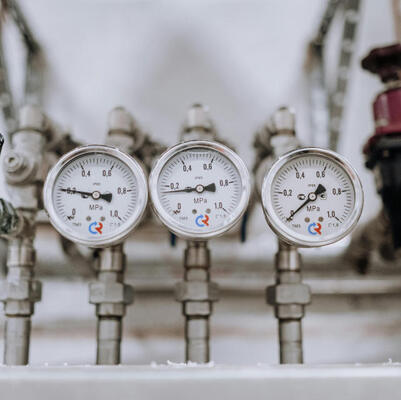 DN25 Flansch-Membrandruckmessgerät mit untenliegendem Anschluss und Bourdonrohr-Konfiguration für industrielle Anwendungen